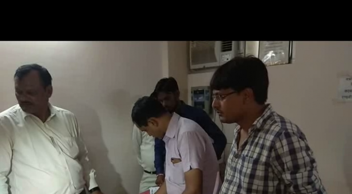 आगरा – अस्पताल में स्वास्थ्य विभाग ने छापेमारी कर एजेंटों द्वारा लिंग परीक्षण के कार्य का भंडाफोड़ किया