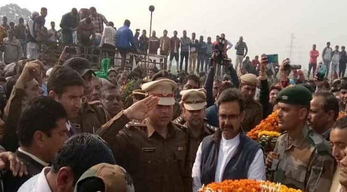 Karnal, करनाल-पुलवामा में शहीद हुए जवान बलजीत का भारत माता की जय के जयकारों के साथ हुआ अंतिम संस्कार