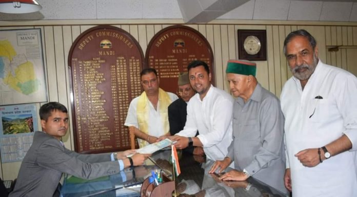 Mandi,HP:वीरभद्र सिंह व सुखराम से आर्शीवाद लेकर आश्रय शर्मा ने भरा नामांकन