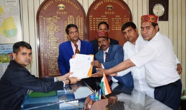Mandi,HP: बसपा प्रत्याशी सेसराम ने भरा नामांकन पत्र