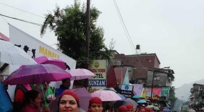 कुल्लू-मनु की नगरी में महानाटी, 1100 महिलाओं ने दिया लोकतंत्र को मजबूत करने का संदेश