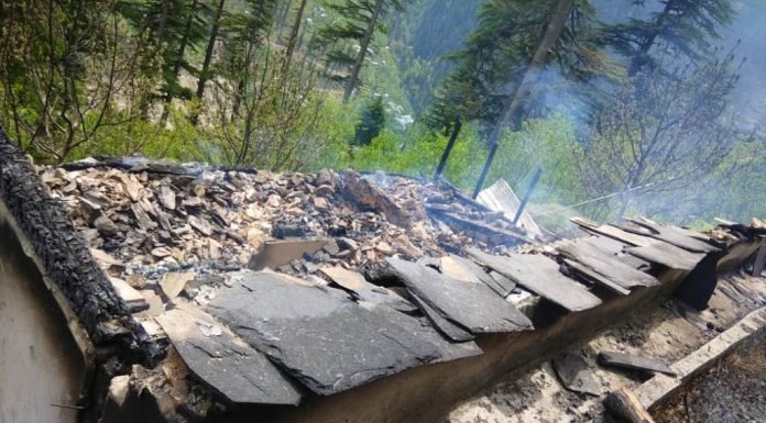 Kullu:आग लगने से आठ कमरों का ढाई मंजिला मकान जलकर राख