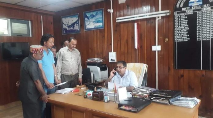 सैंज -12 साल से नही जगमगाई सैंज बाजार की स्ट्रीट लाइटें -व्यापार मंडल