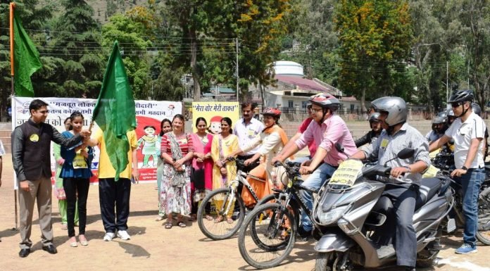 कुल्लू-डीसी यूनुस ने बाईक रैली के जरिए दिया लोगों को मतदान करने का संदेश