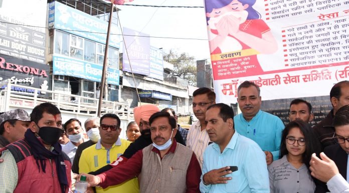 करनाल -माँ झंडेवाली सेवा समिति द्वारा वितरित किए मास्क व सैनिटाईजर