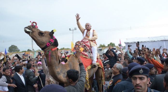 करनाल -मुख्यमंत्री मनोहर लाल ने पशु मेले में ऊंट पर सवारी की