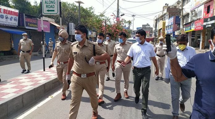 Karnal – पुलिस ने फलैग मार्च निकाल कर लोगों को लाकडाउन के बारे में किया जागरूक