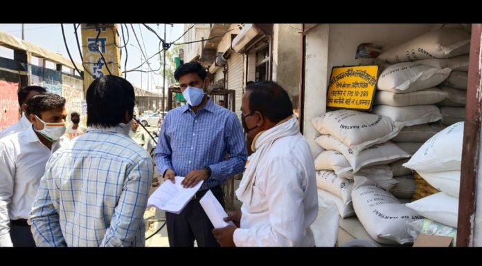 करनाल – उपायुक्त ने विभिन्न राशन डिपो पर राशन की जांच की