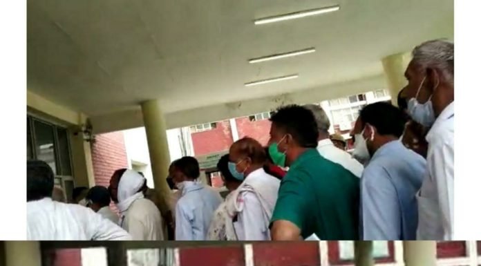 करनाल – मुख्यमंत्री मनोहर लाल के जनता दरबार के लिए टोकन लेने वालों की लगी भीड़