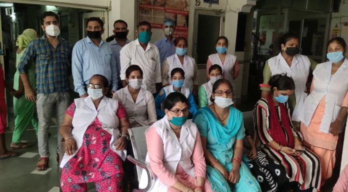 पानीपत – निजी अस्पताल की नर्सों ने की वेतन बढ़ोतरी की मांग को लेकर हडताल