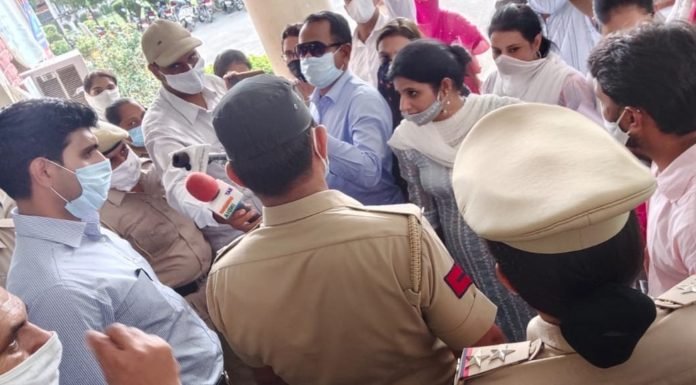 करनाल – सोशल मीडिया पर गंदगी के खिलाफ महिलाओं का प्रदर्शन