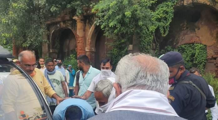 करनाल – मुख्यमंत्री मनोहर लाल ने घायल ई-रिक्शा चालक की मदद की