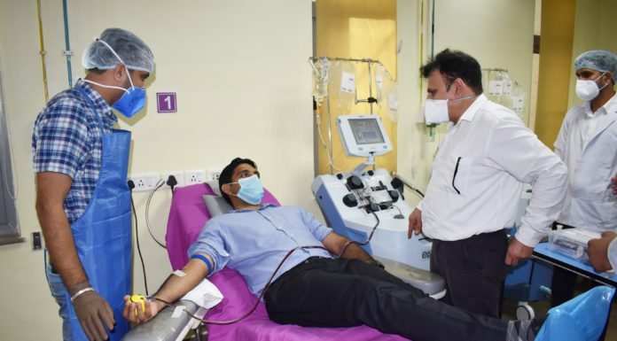 करनाल – उपायुक्त ने खुद प्लाज्मा दान कर, कोरोना से ठीक हुए लोगों से प्लाज्मा दान करने की अपील की