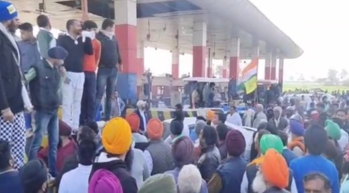 करनाल – किसानों ने बसताड़ा टोल पर चक्का जाम किया
