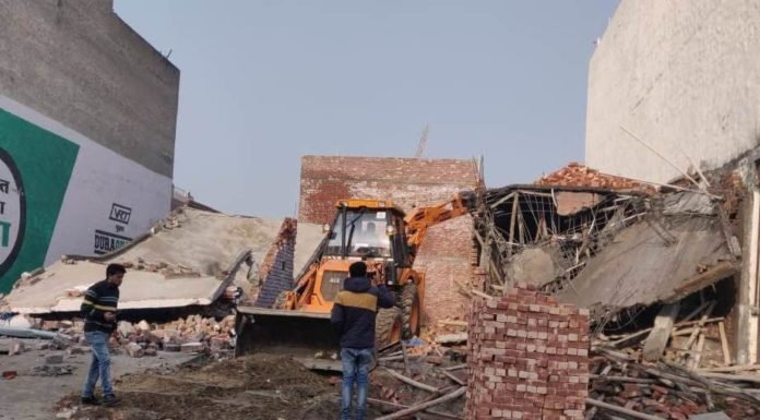 करनाल – अवैध निर्माणाधीन 7 शोरूम, 2 मकान पर चला पीला पंजा