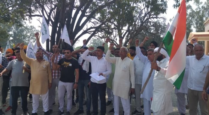 करनाल – विधानसभा में अविश्वास प्रस्ताव को लेकर आज किसानों ने विधायकों के आवास पर प्रदर्शन किया