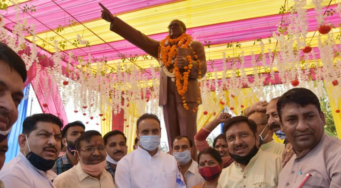 करनाल – भाजपा कार्यकर्ताओं, अनेक सामाजिक संगठनों के प्रतिनिधियों ने संविधान निर्माता भीम राव अम्बेडकर को उनकी जयंती पर किया नमन
