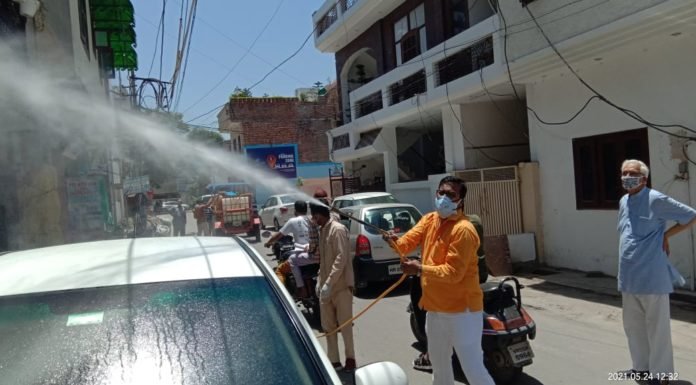 करनाल -शहर में गली गली में घूम कर सेनेटाइजेशन करवाने में जुटे स्वच्छ भारत मिशन हरियाणा के कार्यकारी वाइस चेयरमैन