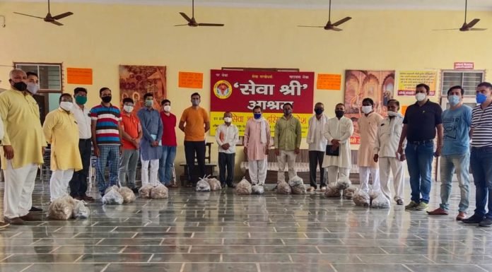 करनाल – सेवा भारती के कार्यकर्ताओं ने गांवों में आयुष किट बांटने की शुरुआत की