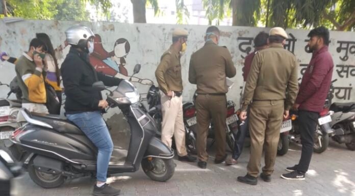 करनाल – पुलिस ने दयाल सिंह कॉलेज रोड़ पर अवैध रूप से खड़े वाहनों के काटे चालान