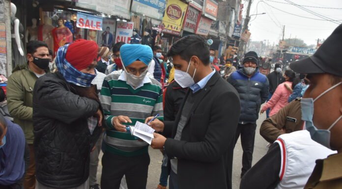 करनाल -उपायुक्त ने बिना मास्क वाले लोगों के किए चालान