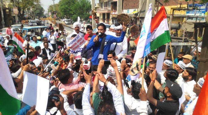 करनाल -मुख्यमंत्री खट्टर के घर के बाहर फैंका गोबर और पैसे – नवीन जयहिन्द