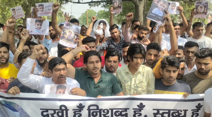 करनाल -गांव वालों ने बच्चे की हत्या के आरोपियों को जल्द गिरफ्तार करने की मांग को लेकर प्रदर्शन किया