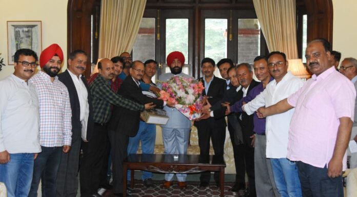 नैनीताल-राज्यपाल ने की शहर के होटल एसोसिएशन, व्यापार मंडल और बोट हाउस क्लब के पदाधिकारियों के साथ बैठक