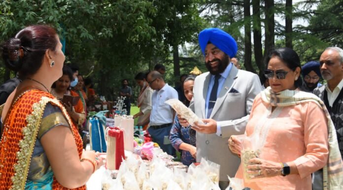 नैनीताल -राज्यपाल लेफ्टिनेंट जनरल गुरमीत सिंह(से नि) ने स्वयं सहायता समूहों की महिलाओं के उत्पादों की प्रदर्शनी का किया अवलोकन