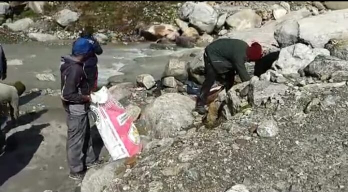 रुद्रप्रयाग-पैदल मार्ग से खाली प्लास्टिक बोतल लाओ, दस रुपये पाओ
