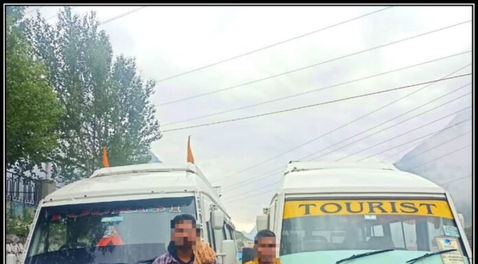नैनीताल- पुलिस ने पकड़े एक ही नंबर के दो टैम्पो