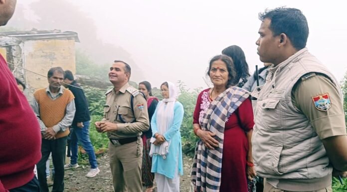 नैनीताल-नैनीताल के बलिया नाले में हो रहे भूस्खलन से दर्जनों परिवार पर मंडराया खतरा