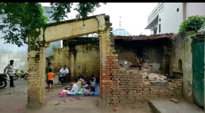 हरिद्वार -स्कूल का भवन जर्जर अवस्था में, टेंट में पढ़ने को मजबूर बच्चे