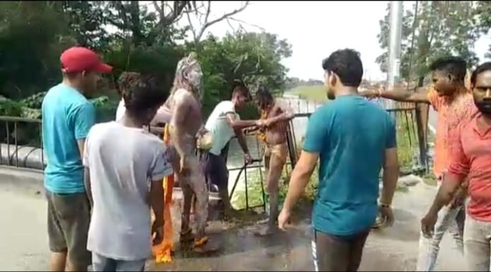 नैनीताल – संदिग्ध नागा बाबाओं को विश्व हिंदू परिषद के कार्यकर्ताओं ने किया पुलिस के हवाले