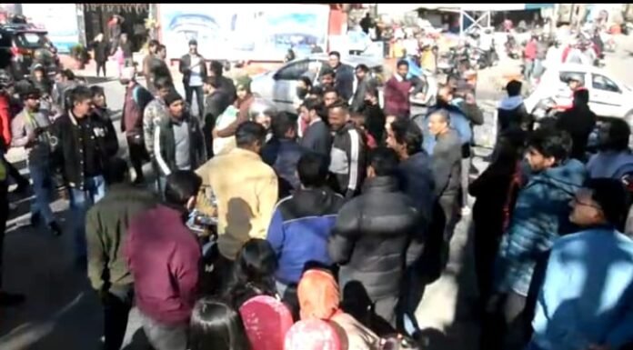 नैनीताल-नैनीताल में घूमने आई एक महिला पर्यटक ने सरेआम दूसरे पर्यटक की धुनाई की
