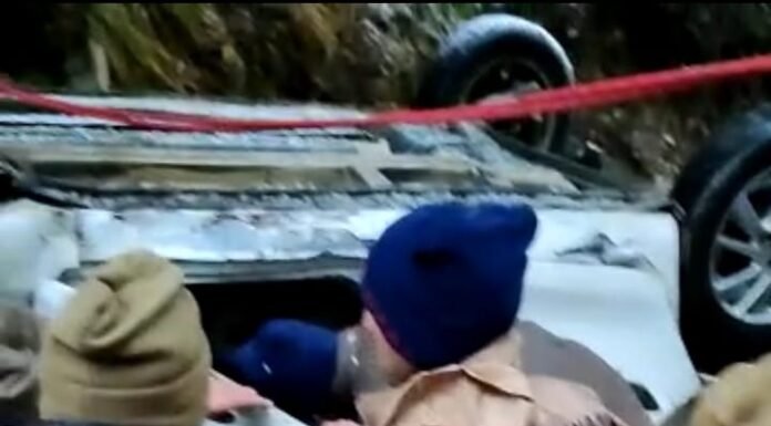 नैनीताल-गहरी खाई में गिरी बर्फबारी देखने जा रहे पर्यटकों की कार