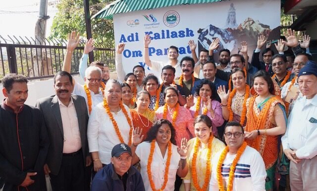 नैनीताल-कुमाऊं मंडल विकास निगम ने आदि कैलाश यात्रा के प्रथम दल को हरी झंडी दिखाकर रवाना किया
