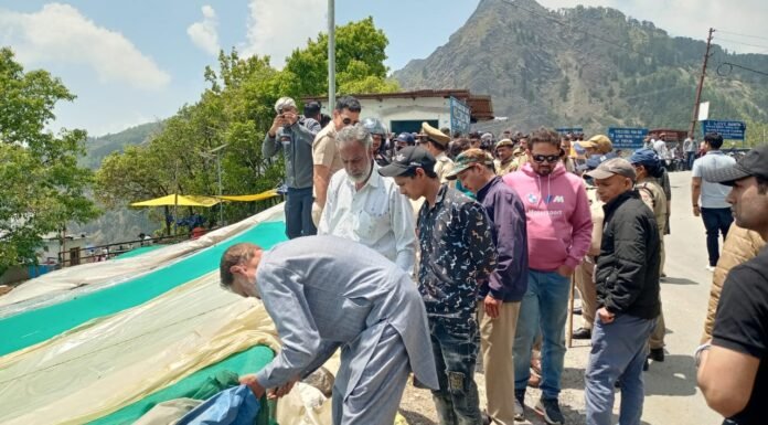 नैनीताल- अवैध अतिक्रमण पर चला प्रशासन का हथौड़ा