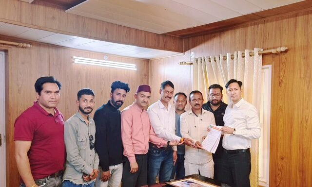 नैनीताल -नगरपालिका की अनियमितताओं के सम्बन्ध में भाजपा कार्यकर्ताओं ने आयुक्त को दिया ज्ञापन