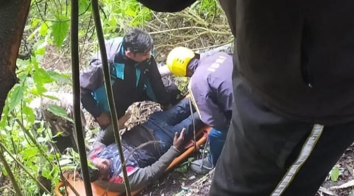 नैनीताल -फायर सर्विस जवानों ने बलिया नाले की खाई में गिरे व्यक्ति को रेस्क्यू किया