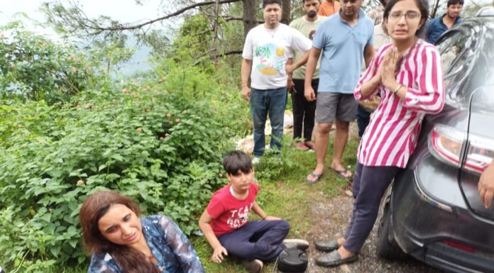 नैनीताल -खाई में गिरे पर्यटकों को फायर सर्विस जवानों ने किया रेस्क्यू