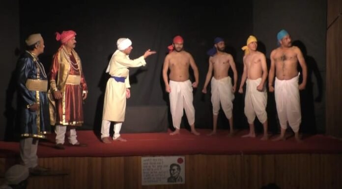 नैनीताल -नैनीताल रंगकर्मियों ने जनकवि गिर्दा को उनकी पुण्यतिथि पर किया याद