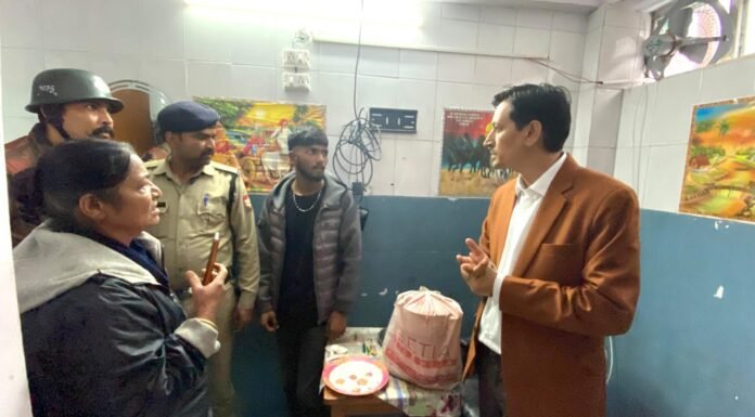 नैनीताल -कमरे में तब्दील किये शौचालय को आयुक्त ने दिए तोड़ने के निर्देश
