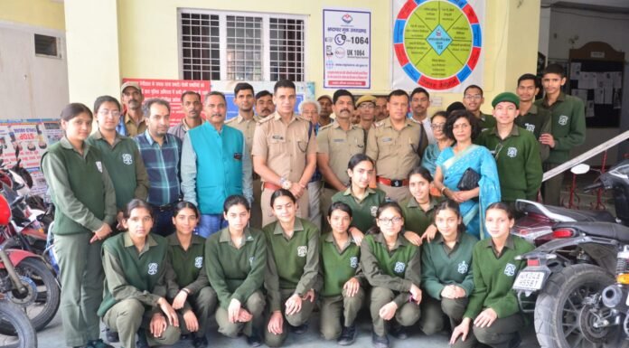 नैनीताल -भारतीय शहीद सैनिक स्कूल की छात्राओं ने पुलिस जवानों को बांधी राखी