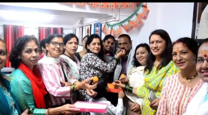 नैनीताल-बागेश्वर उपचुनाव में भाजपा की जीत पर महिला मोर्चा ने मनाया जश्न