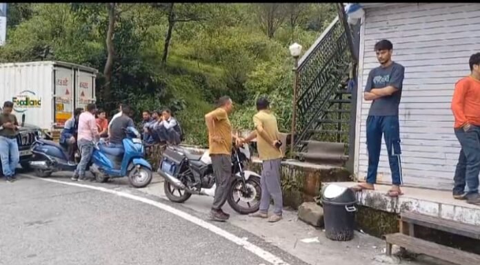 नैनीताल -मित्रों संग घूमने आये युवक की गला रेत कर हत्या