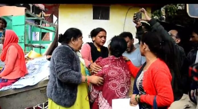 नैनीताल -बी ड़ी. पांडे अस्पताल की भूमि से स्वयं अतिक्रमण हटाने में जुटे लोग हुए भावुक