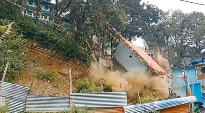 नैनीताल -देखते ही देखते ताश के पत्ते की तरह ढह गया 2 मंजिला भवन