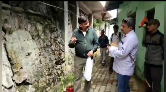 नैनीताल –जिला प्रशासन ने शुरू किए भूस्खलन क्षेत्र में बचाव कार्य