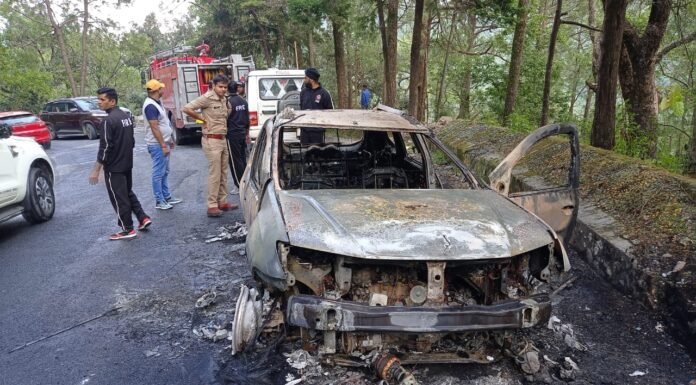 नैनीताल – नैनीताल आते समय एक कार अचानक आग के गोले में तब्दील हो गई